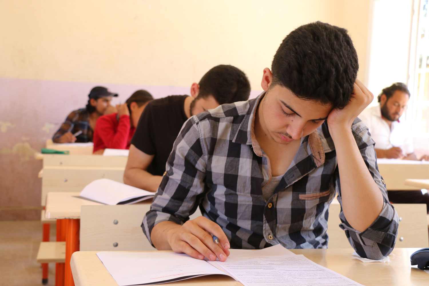 رصد ترويج أجهزة الكترونية للغش في الامتحانات ومطالب برلمانية بمنع بيعها 