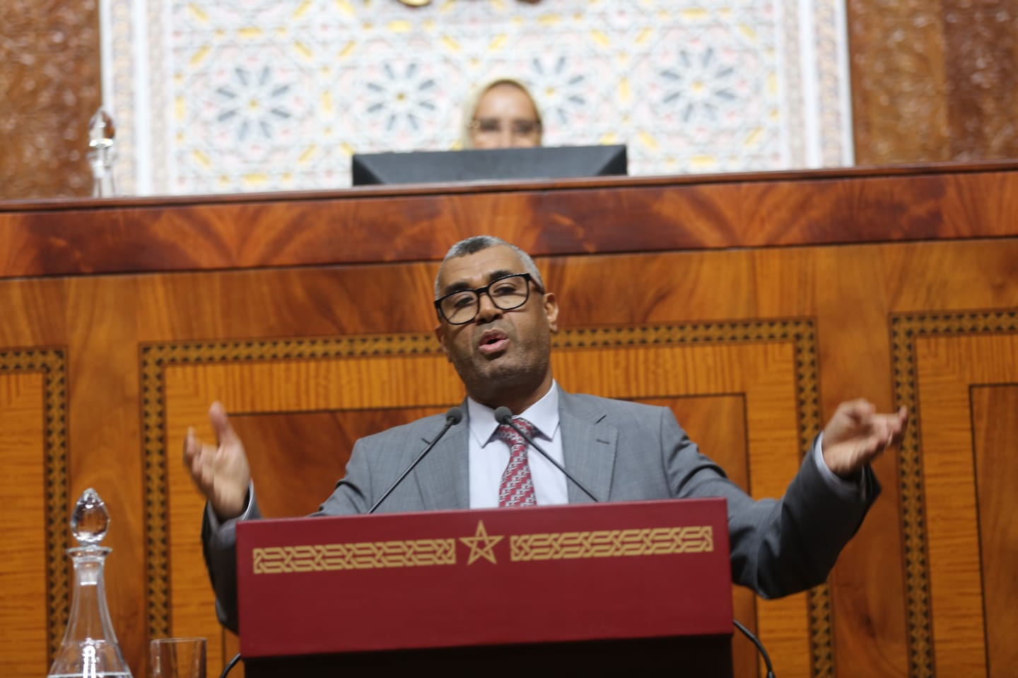 رئيس المجموعة: الحكومة تعاني من الارتباك ومن تضارب الاختصاصات والأرقام